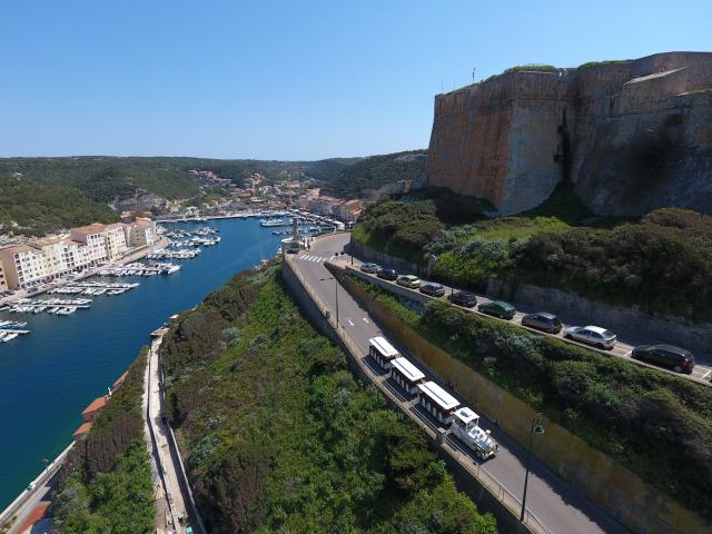 Petit train touristique à Bonifacio