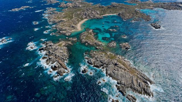 Vue aérienne de l'Archipel des îles Lavezzi à Bonifacio