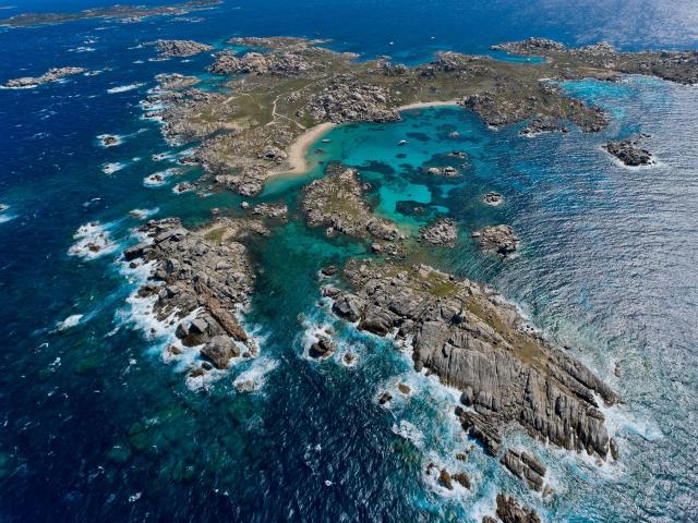 Vue aérienne de l'Archipel des îles Lavezzi à Bonifacio