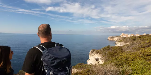 Couple baladant à pied sur le sentier du Campu Rumanilu à Bonifacio