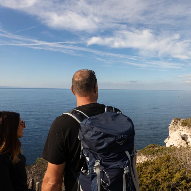 Couple baladant à pied sur le sentier du Campu Rumanilu à Bonifacio