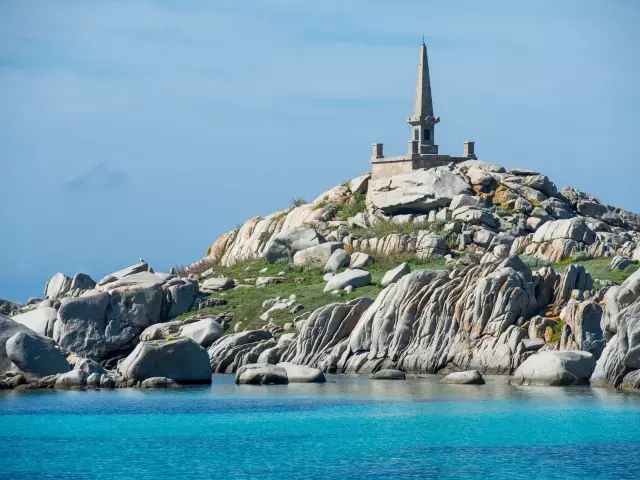 Cimetière de l'île Lavezzu en hommage aux vicitmes du naufrage de la Semillante à Bonifacio