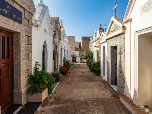 Allée dans le Cimetière Marin de Bonifacio