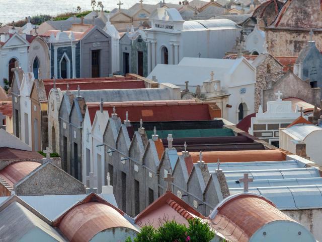 Vue sur les toits des caveaux et chapelles dans le Cimetière Marin de Bonifacio