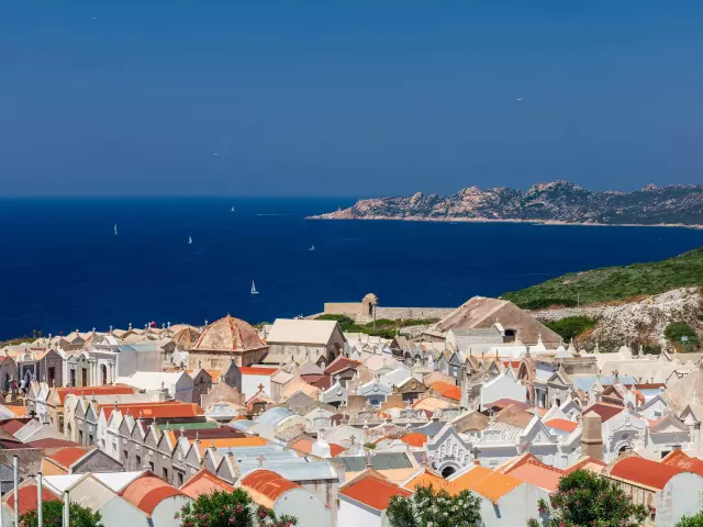 Vue panoramique du Cimetière marin de Bonifacio avec vue sur la Madonetta en arrière plan