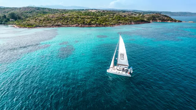 Croisière en catamaran dans le Golfe de Sant'Amanza à Bonifacio