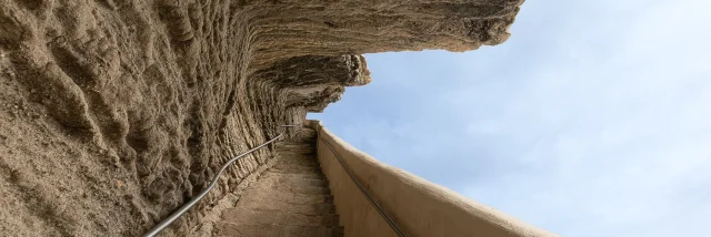 Vue de l'Escalier du Roy d'Aragon creusé dans les falaises à Bonifacio