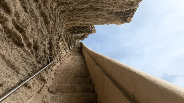 Vue de l'Escalier du Roy d'Aragon creusé dans les falaises à Bonifacio