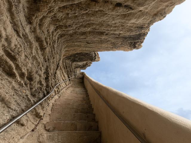 Vue de l'Escalier du Roy d'Aragon creusé dans les falaises à Bonifacio