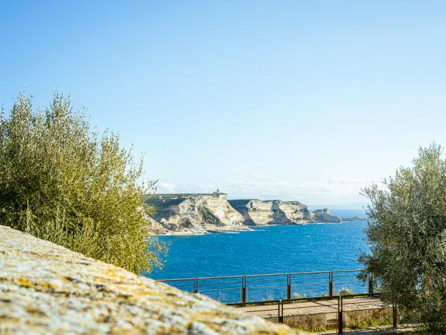 Les esplanades du Bastion de l'Etendard avec vue sur la mer et les falaises