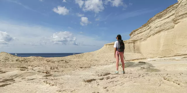 Promeneuse découvrant Saint Antoine à pied à Bonifacio