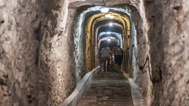 Gouvernail monument historique tunnel à Bonifacio