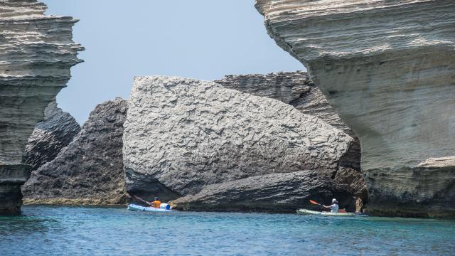 Découverte des falaises calcaires de Bonifacio en kayak à l'automne