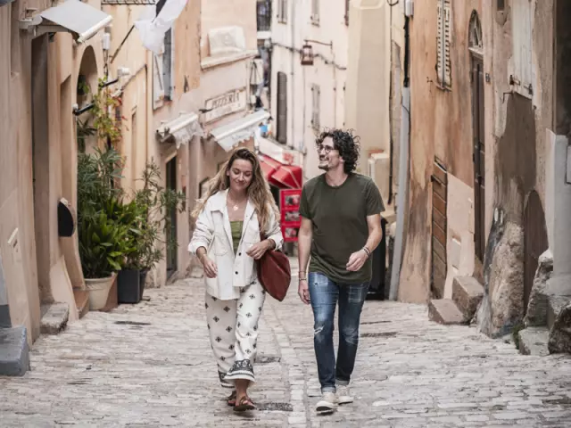 Balade en couple dans les ruelles de la haute ville de Bonifacio