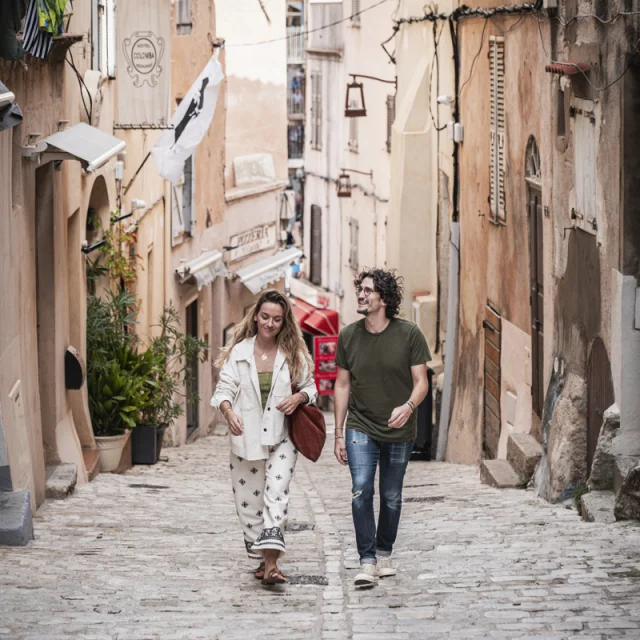 Balade en couple dans les ruelles de la haute ville de Bonifacio