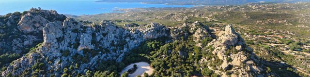 Vue aérienne du massif de la Trinité et l'Ermitage à Bonifacio