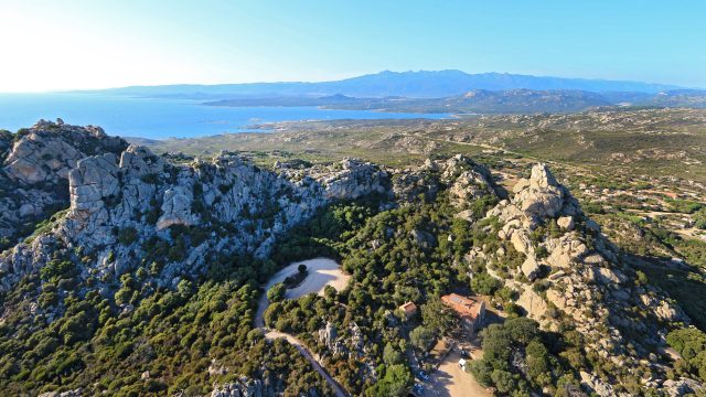 Vue aérienne du massif de la Trinité et l'Ermitage à Bonifacio