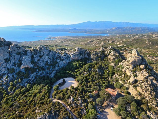 Vue aérienne du massif de la Trinité et l'Ermitage à Bonifacio