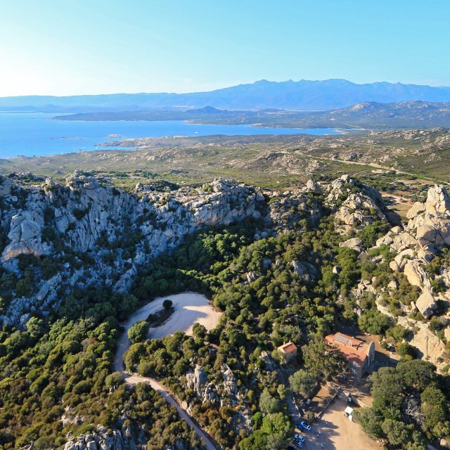 Vue aérienne du massif de la Trinité et l'Ermitage à Bonifacio