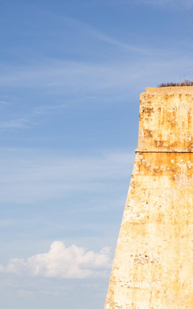 Focus sur la façade du Bastion de l'Etendard à Bonifacio