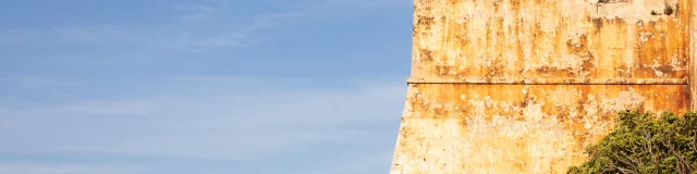 Focus sur la façade du Bastion de l'Etendard à Bonifacio