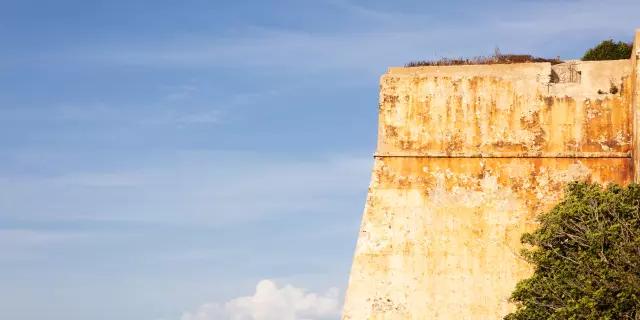 Focus sur la façade du Bastion de l'Etendard à Bonifacio