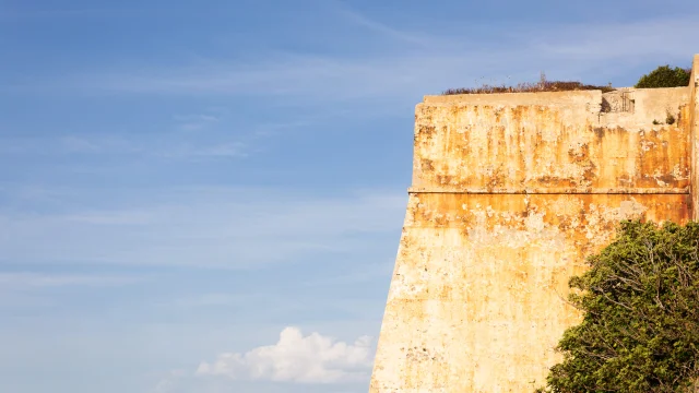 Focus sur la façade du Bastion de l'Etendard à Bonifacio