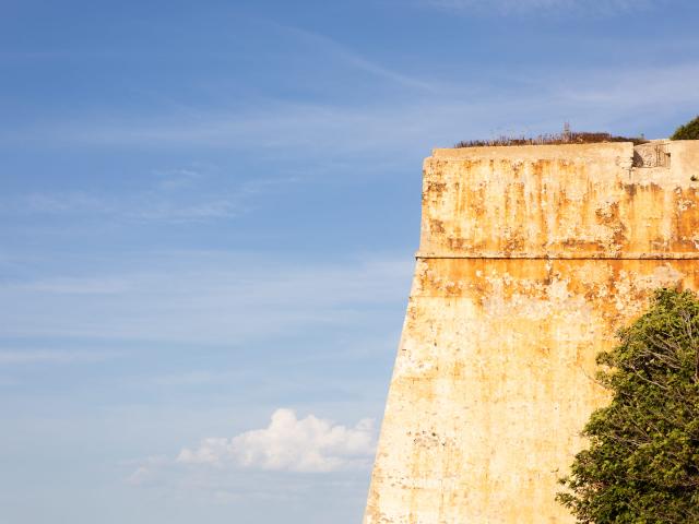 Focus sur la façade du Bastion de l'Etendard à Bonifacio