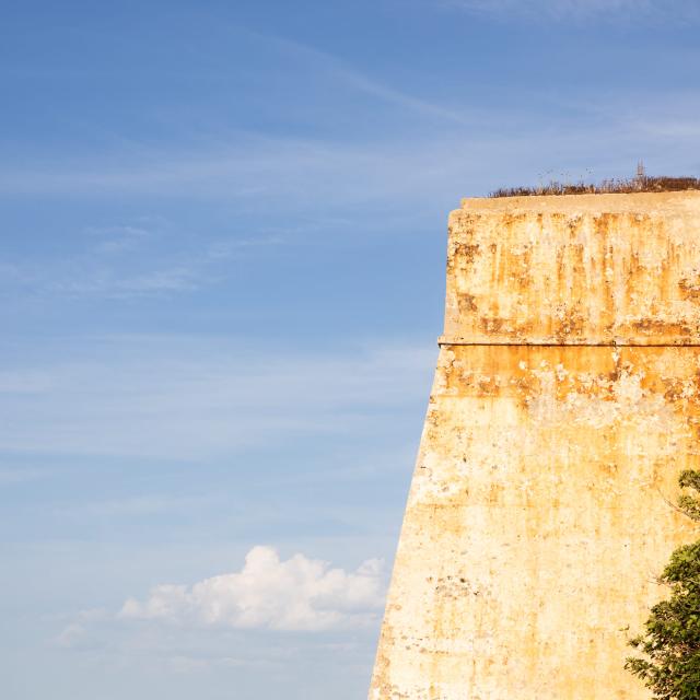 Focus sur la façade du Bastion de l'Etendard à Bonifacio