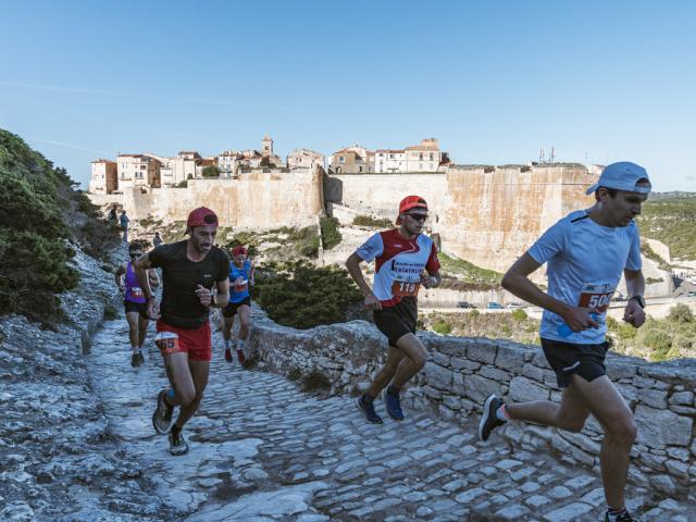 Coureurs Montee Campu Rumanilu Trail Bonifacio