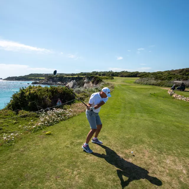 Golfeur pratiquant au Golfe de Sperone à Bonifacio