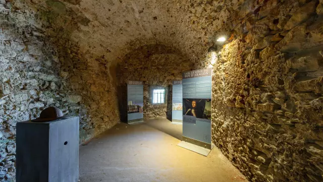 Salle Souterraine Bastion Etendard Histoire Patrimoine Bonifacio