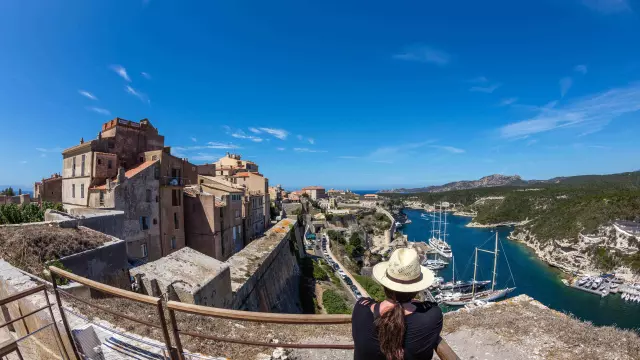 Esplanade Bastion Etendard Visiteur Vue Rempart Bonifacio