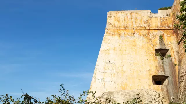 Facade Bastion Etendard Meurtrieres Bonifacio