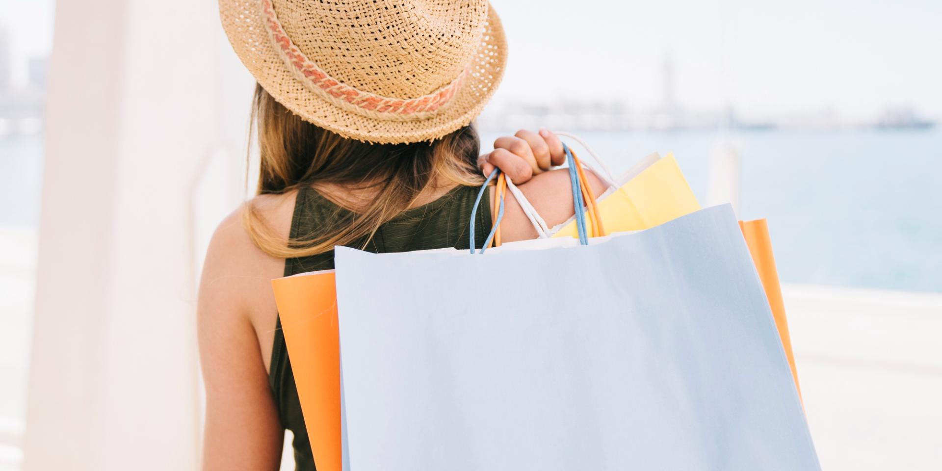 Jeune Femme Chapeau Shopping Bonifacio