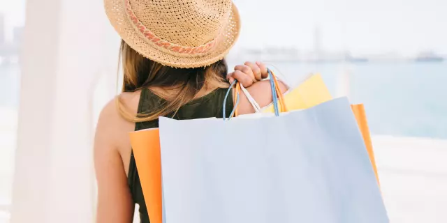 Jeune Femme Chapeau Shopping Bonifacio