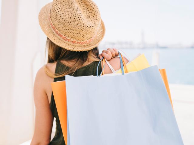 Jeune Femme Chapeau Shopping Bonifacio