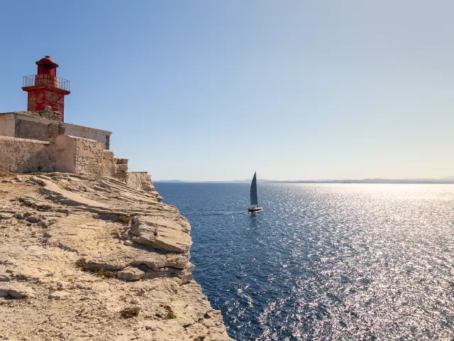 Phare Madonetta Vue Proche Mer Voilier Bonifacio