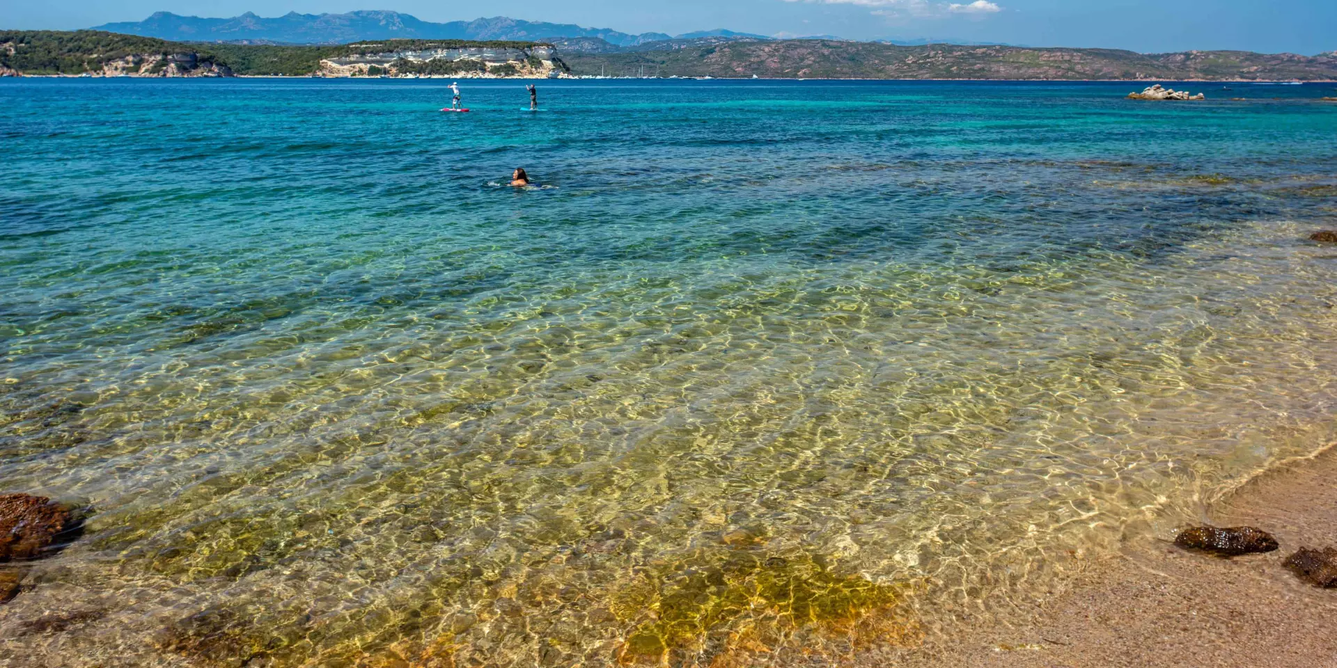https://bonifacio.fr/app/uploads/bonifacio/2024/01/thumbs/plage-sant-amanza-nageuse-paddle-bonifacio-1920x960.webp