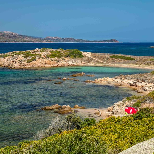 Plage Sant Amanza Parasol Rouge Bonifacio