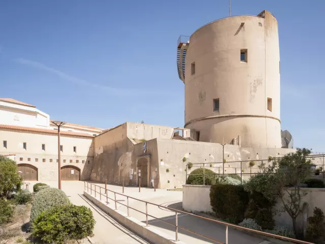 Tour Torrione Ecole Quartier Pisan Bonifacio