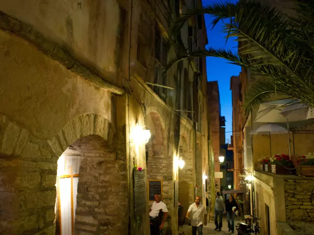 Visiteurs Ruelle Archivolto Citadelle Nuit Bonifacio