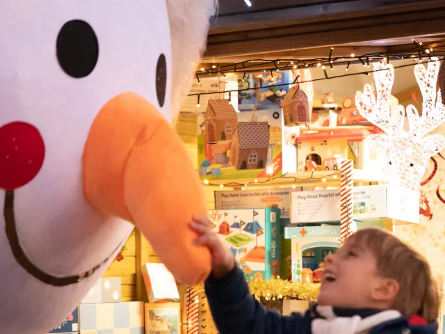 Enfant Joyeux Bonhomme Neige Festi Di Natali Marche Noel Bonifacio