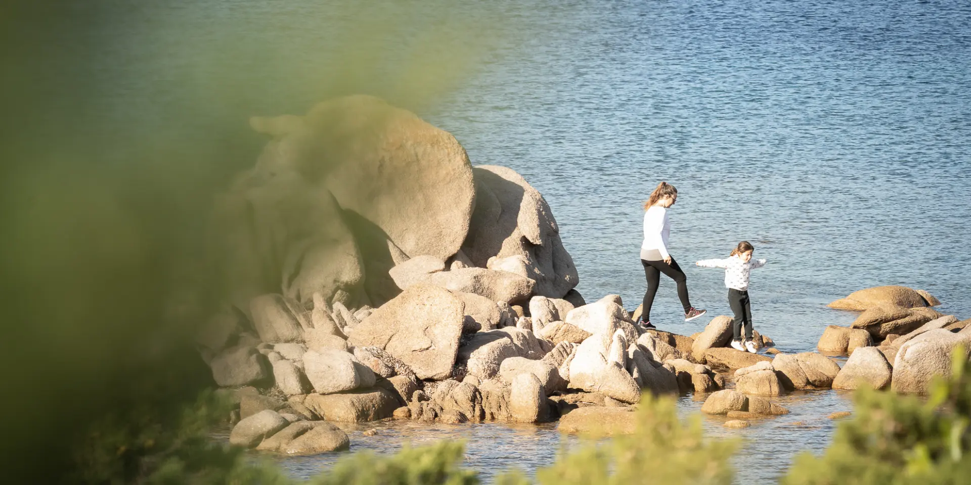 Mutter Tochter Spaziergang Felsen Bonifacio